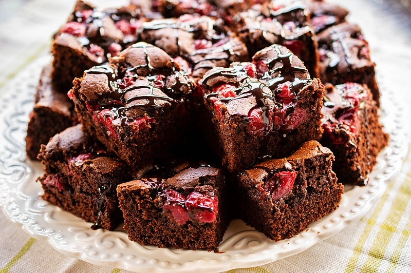 Шоколадный пирог с вишнями рецепт в мультиварке