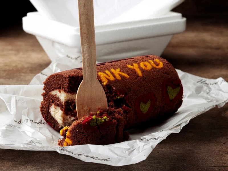 Бисквитный шоколадный рулет с рисунком на поверхности рецепт