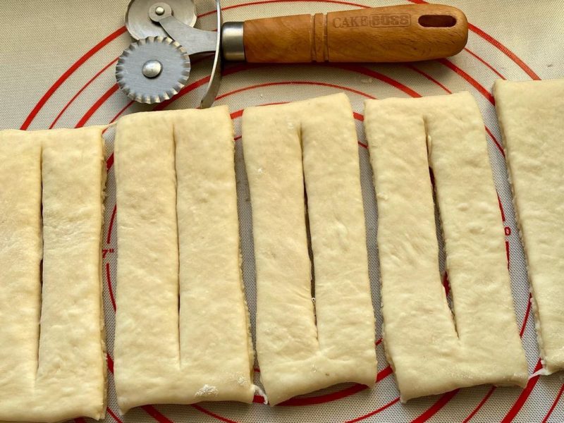 Дрожжевые слоеные булочки с сыром