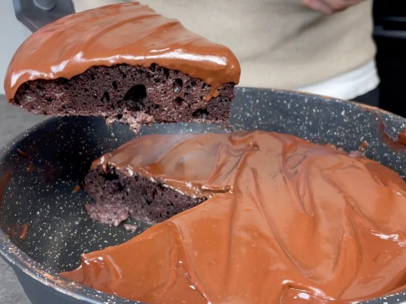 Шоколадный кекс на сковороде