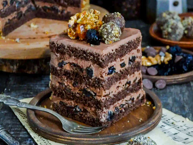 Шоколадный торт с черносливом и грецким орехом