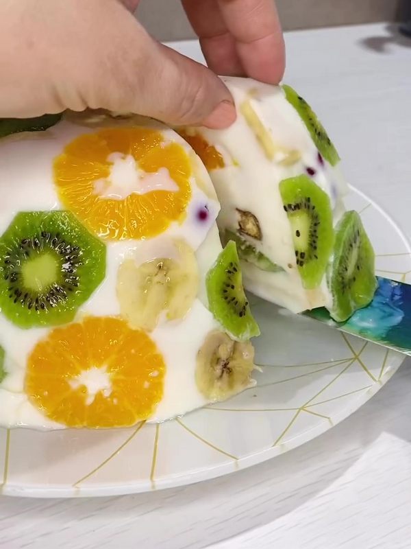 Бисквитный торт с желатином и фруктами